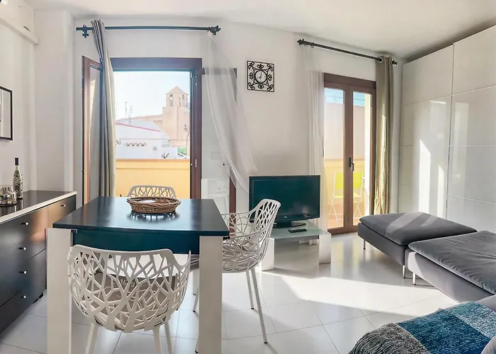 Lets Holidays 1 Min To The 2